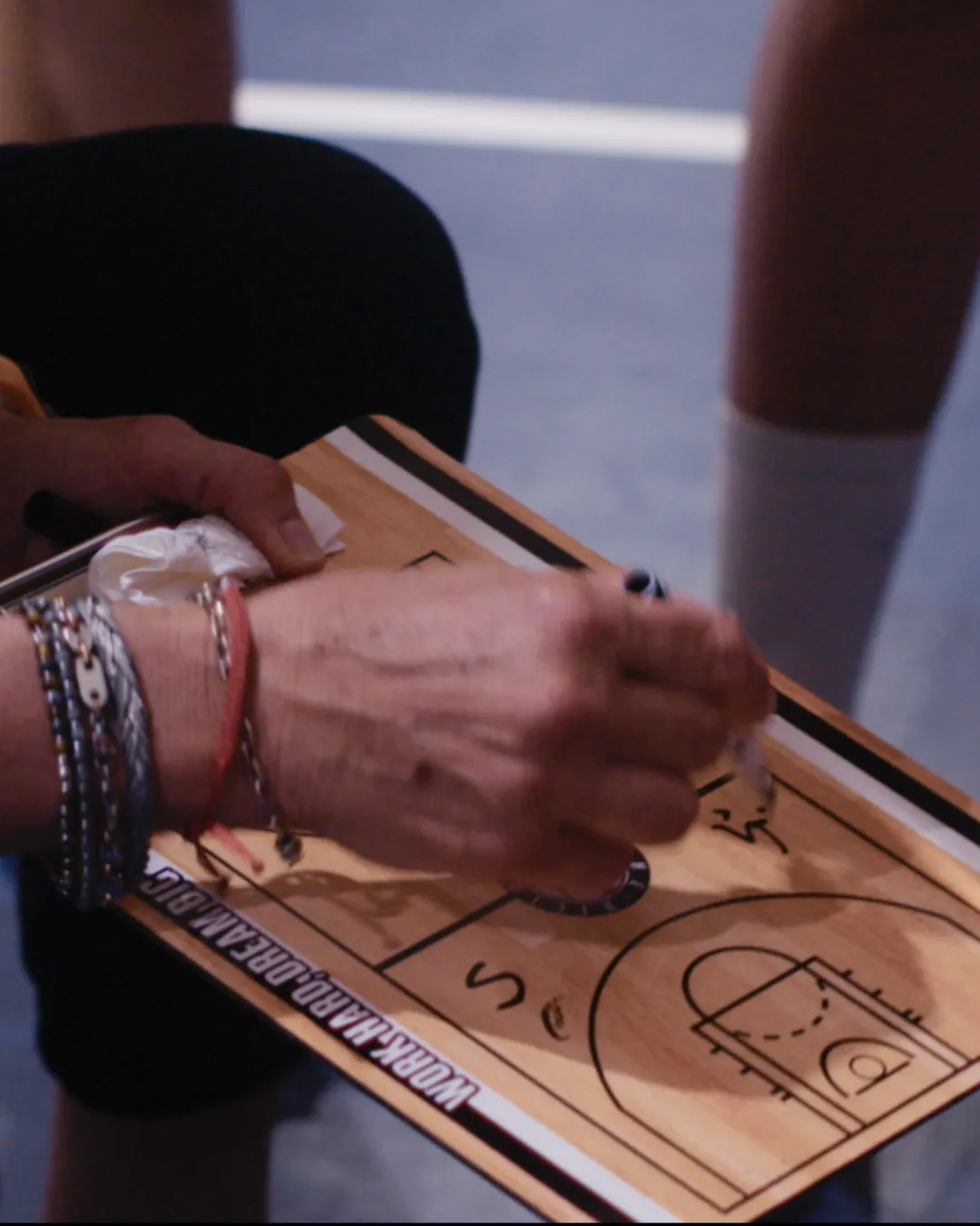 Allenatore durante timeout partita basket femminile