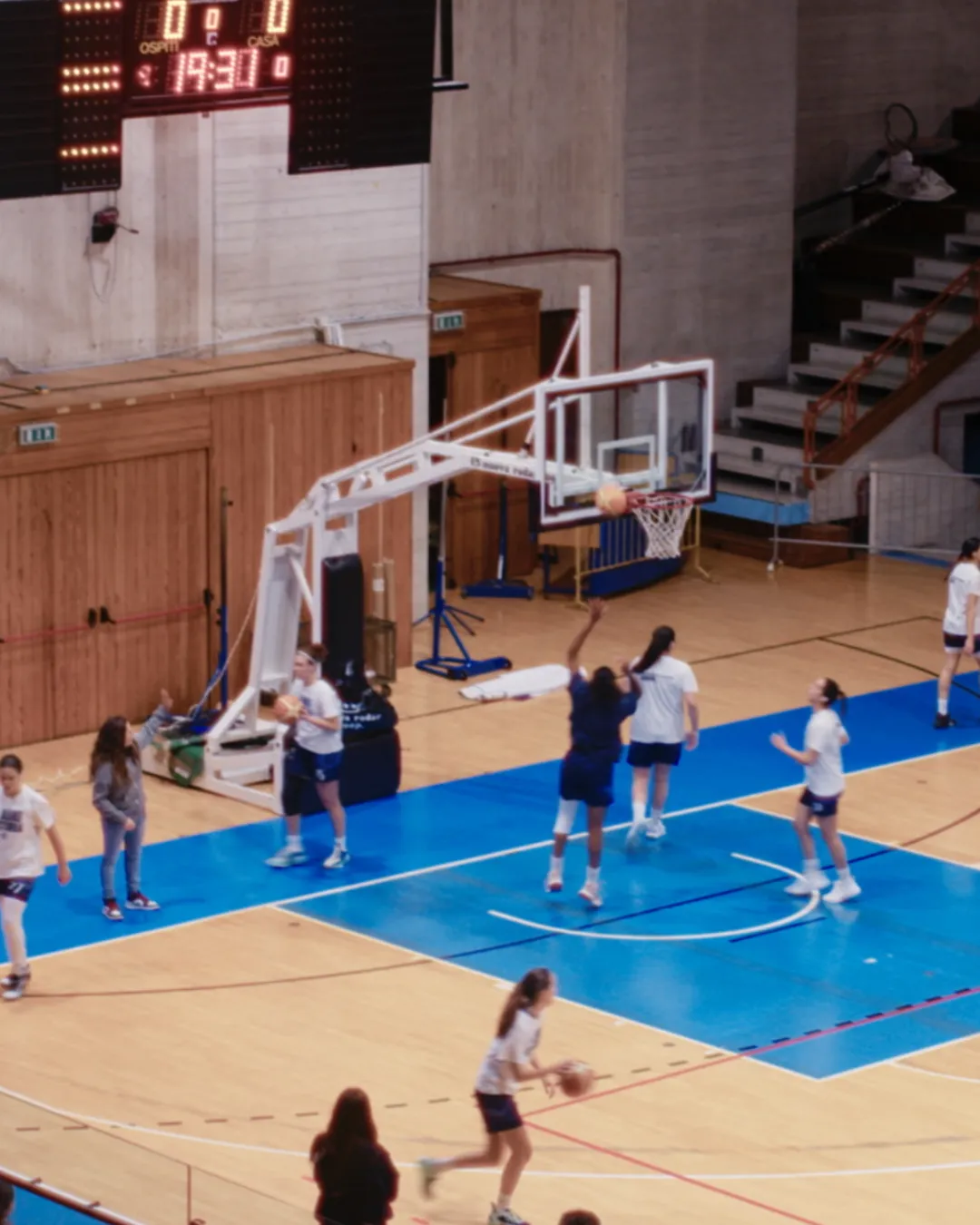 Riscaldamento basket femminile documentario sportivo